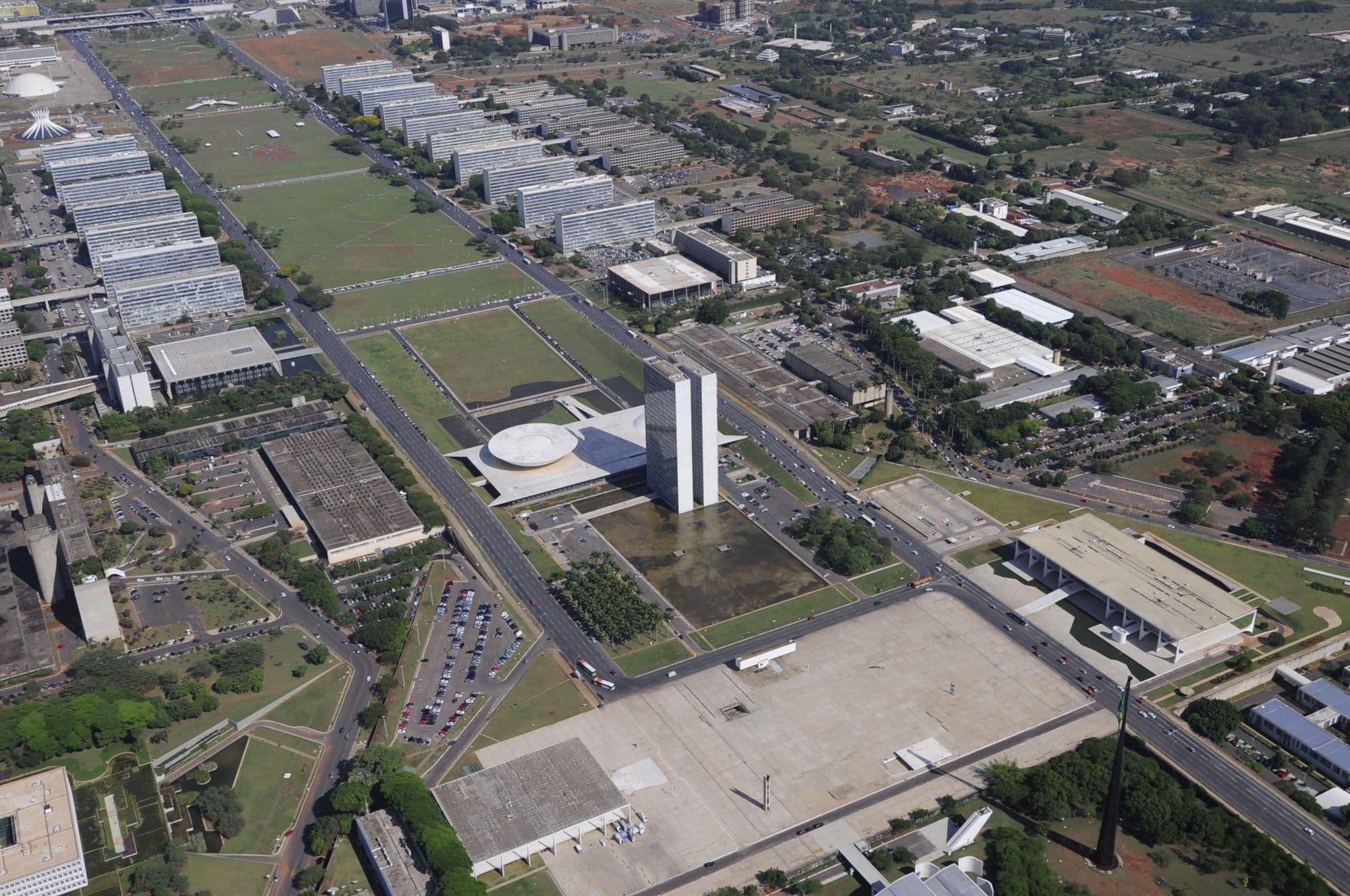Vista aérea do Eixo Monumental de Brasília, com o Congresso Nacional, os ministérios e o traçado das vias.