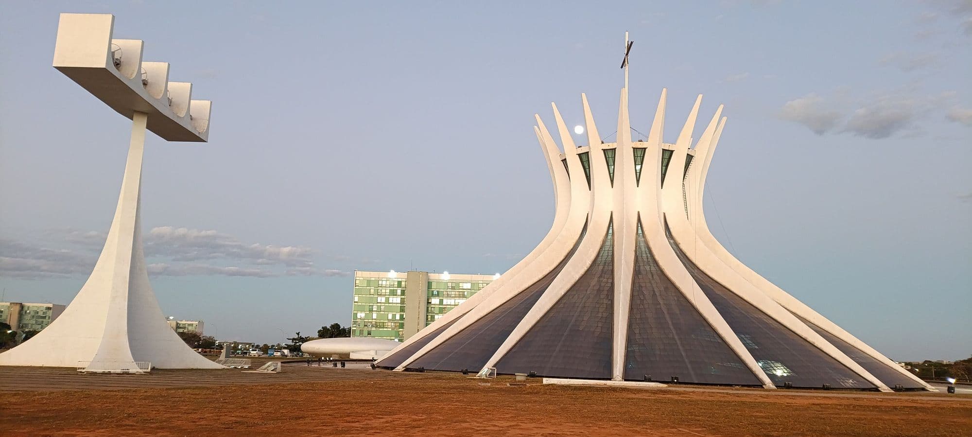 Catedral de Brasília e o campanário na Esplanada, ao entardecer.