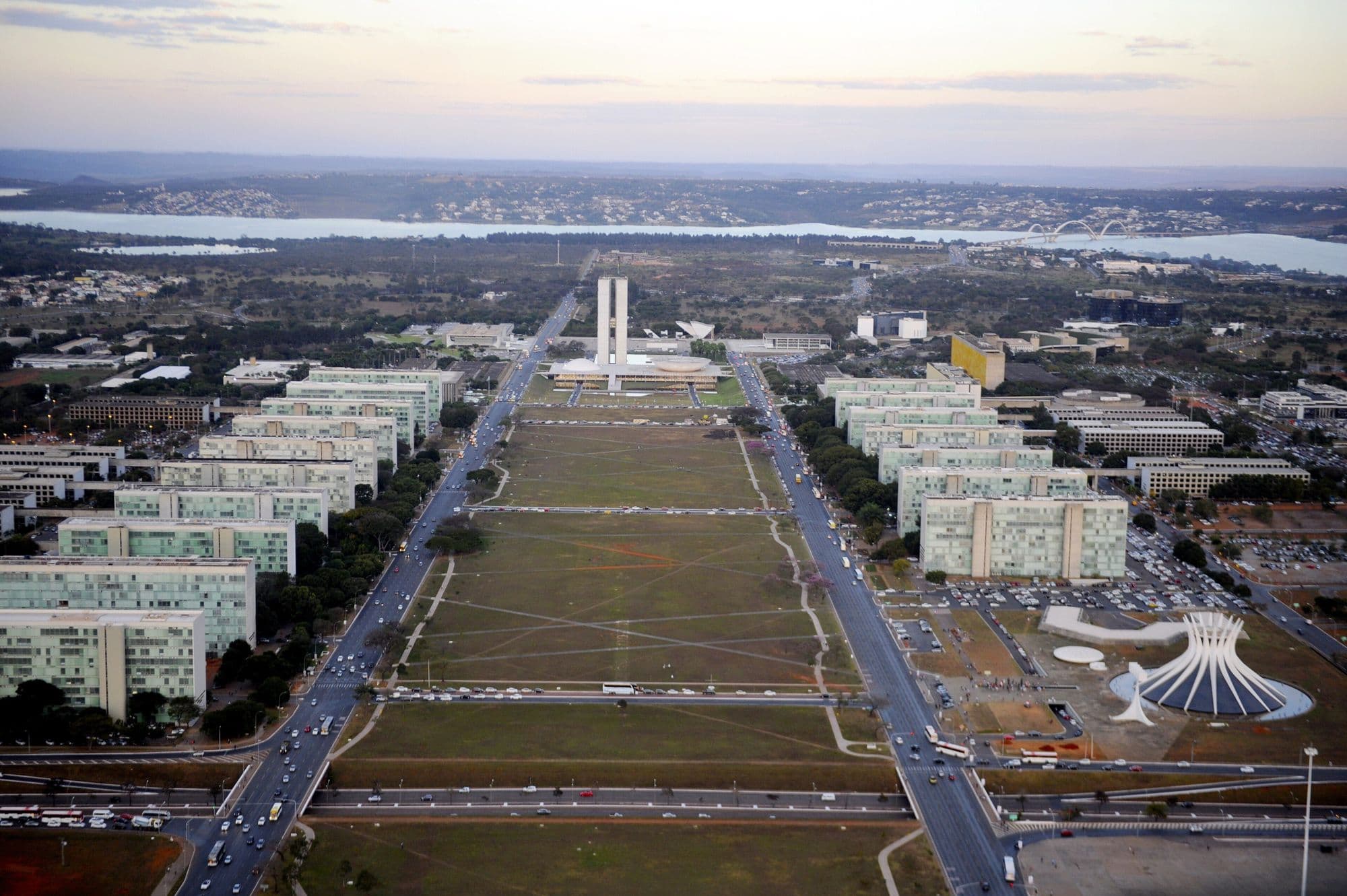 Vista aérea da Esplanada dos Ministérios, com o eixo simétrico que leva ao Congresso Nacional.